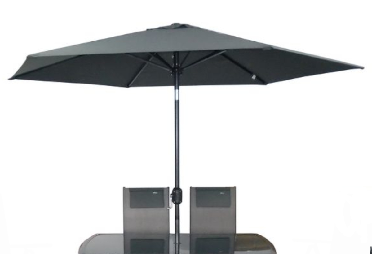 Απεικονίζεται το τραπέζι και η ομπρέλα του σετ